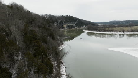 volando a través del cuerpo de agua en neills bluff en el condado de washington, arkansas, estados unidos