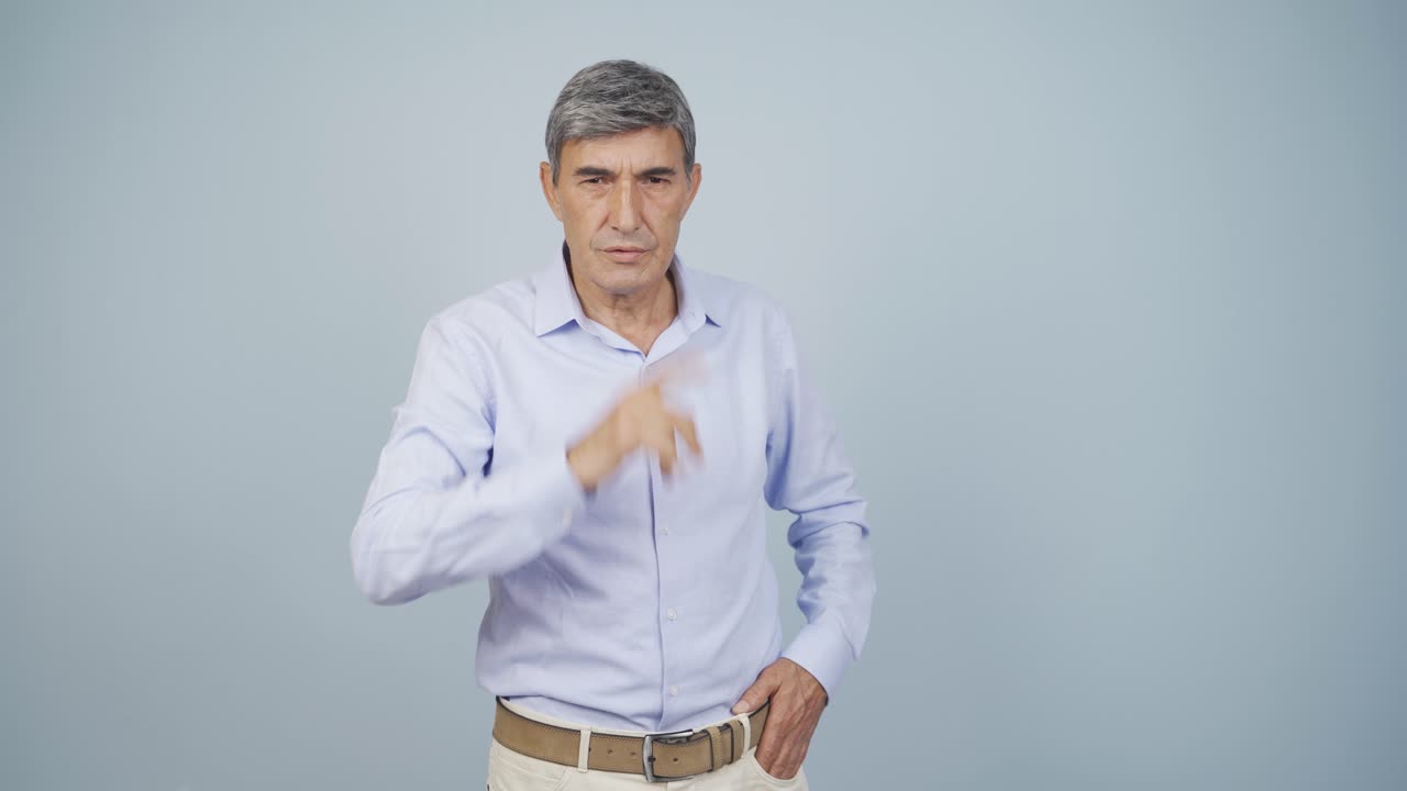 el anciano que quiere silencio.