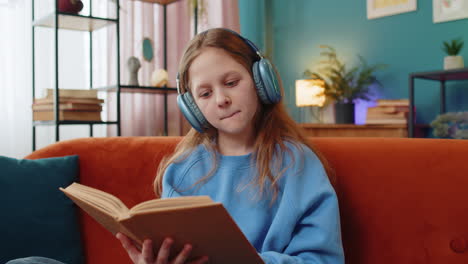 Feliz-Niña-Preadolescente-Con-Auriculares-Leyendo-Un-Libro-Pasando-Páginas-Sonriendo-Disfrutando-De-La-Educación-Literaria