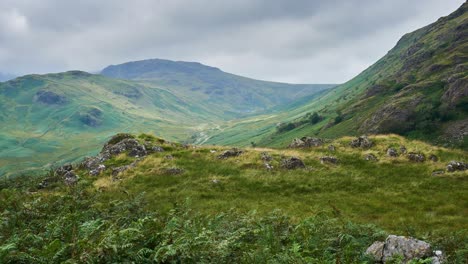 Lake-District-Zeitraffer-Von-Wolken-Am-Frühen-Morgen,-Die-Sich-über-Die-Fells-In-Borrowdale-Bewegen