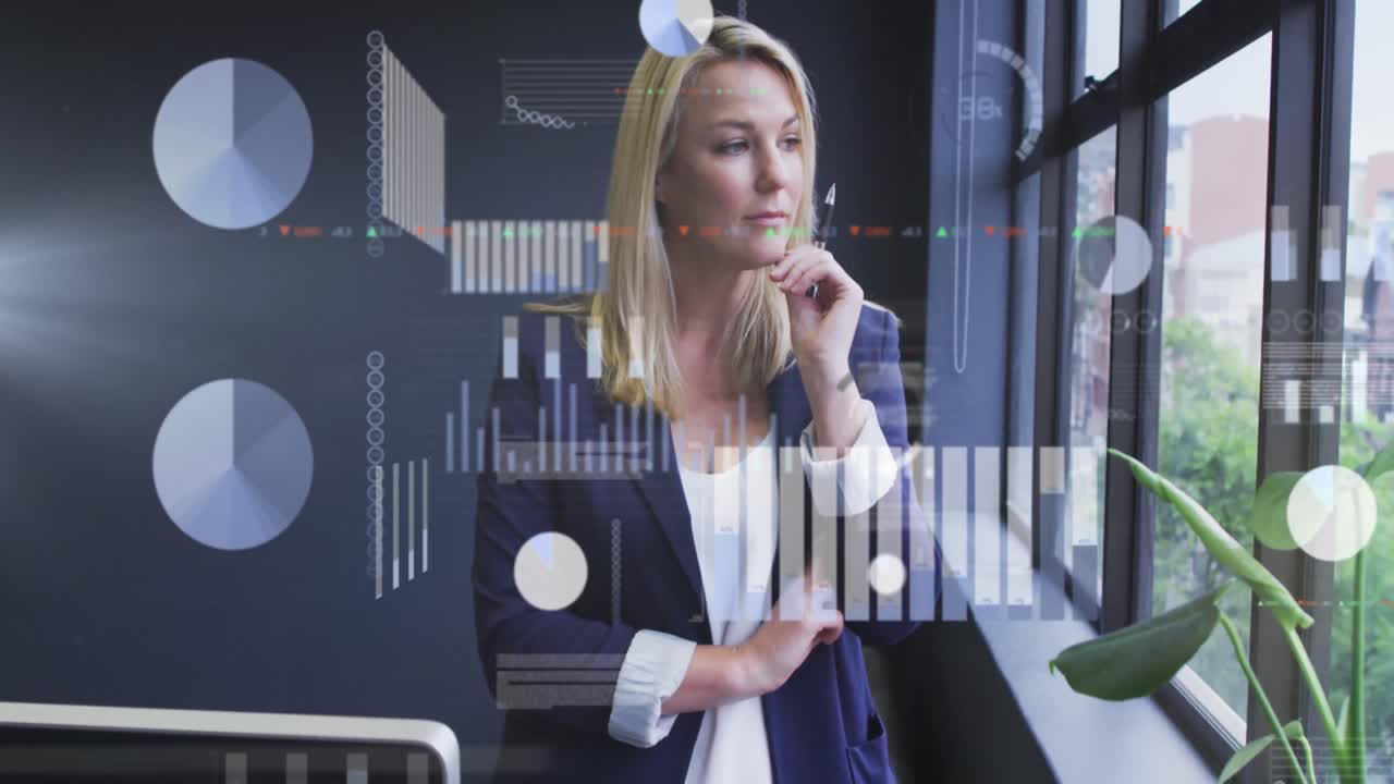 анимация обработки финансовых данных над кавказской бизнесменкой