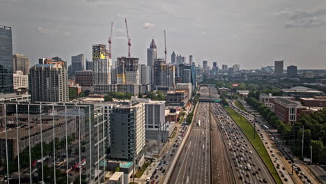 atlanta georgia aerial v879 dramático hyperlapse flyover inverso sobre la autopista interestatal 85 capturando el tráfico pesado y el paisaje urbano en el centro de la ciudad y el centro de la ciudad - filmado con mavic 3 pro cine - mayo 2023