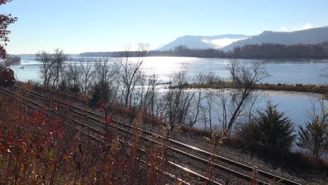 Un-Tren-De-Carga-Rueda-Por-El-Río-Mississippi-1