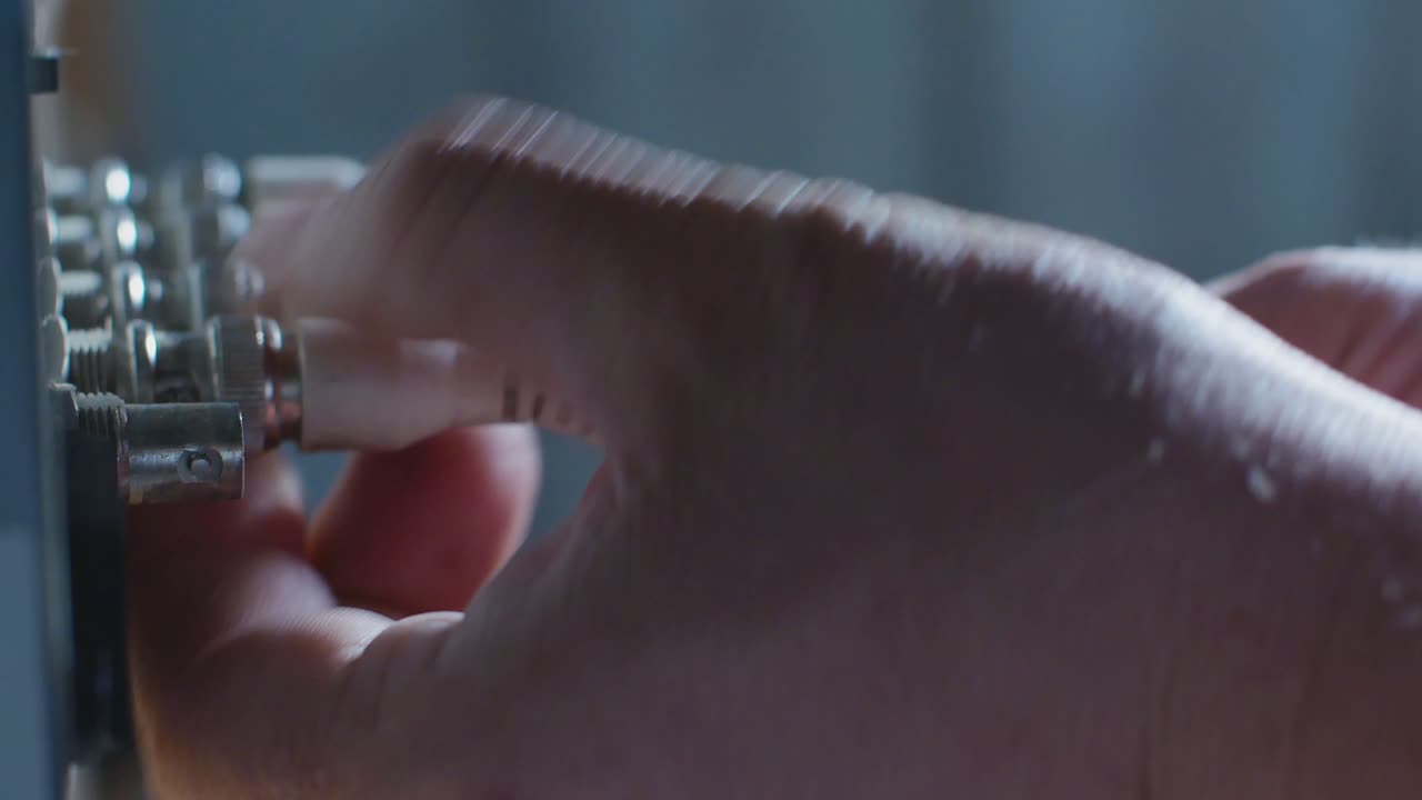 컴퓨터 crt 모니터에서 구형 커넥터가 있는 전선 분리