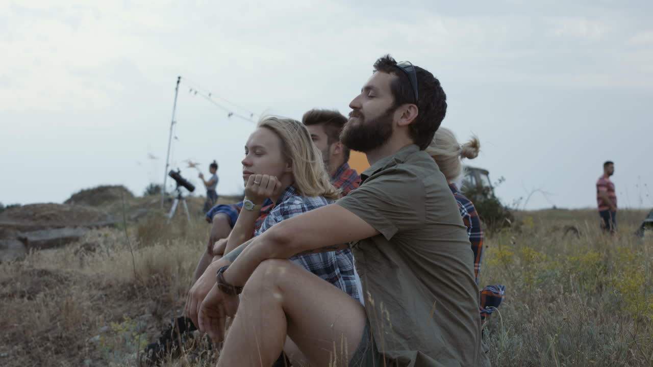 amigos relajándose al aire libre