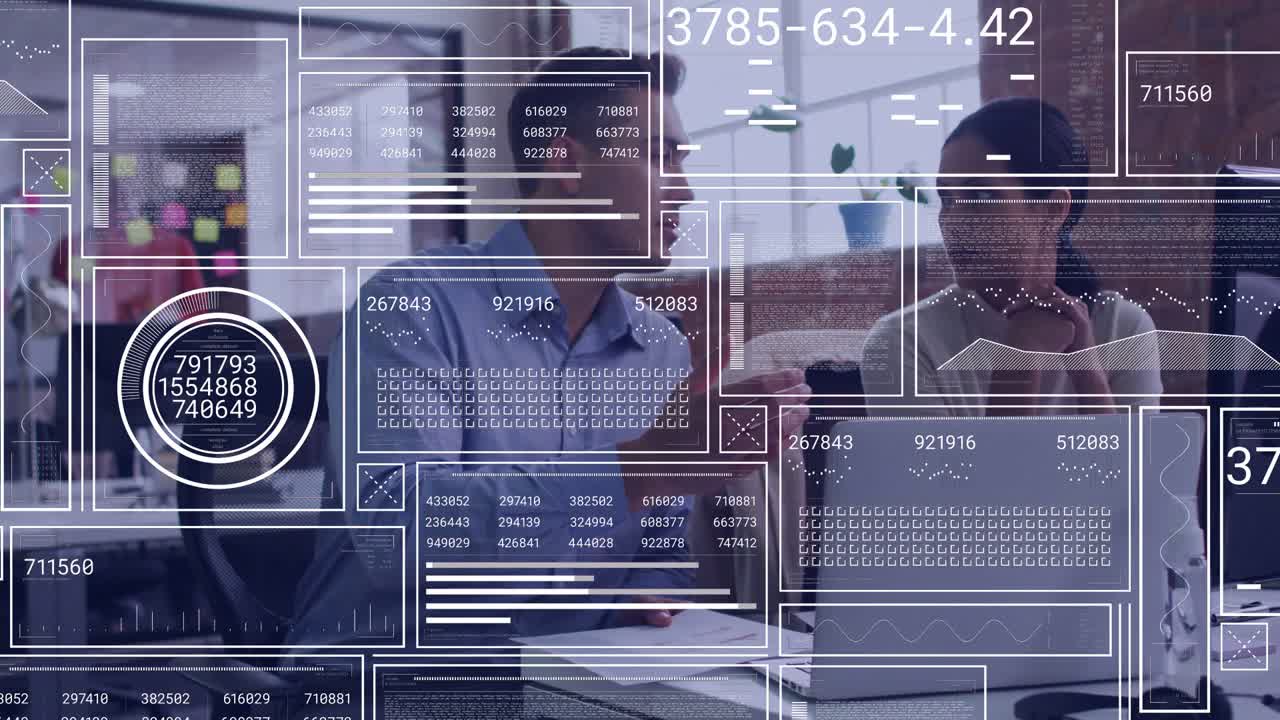 Mann präsentiert Unterlagen, Frau konsultiert Laptop, HUD animiert Diagramme und Zahlen zur Analyse