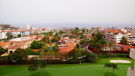 카나리아 제도의 산타 크루즈 데 테네리페 (santa cruz de tenerife) 의 정적 광장  (static wide shot) - 거리에서 수도와 바다를 볼 수 있다.