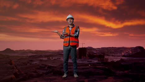 trabajador de la construcción en un sitio minero durante la puesta del sol