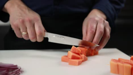 el chef está cortando papaya.