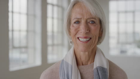 Retrato-De-Una-Mujer-De-Mediana-Edad-Sonriendo-Feliz-Disfrutando-De-La-Satisfacción-De-La-Jubilación-En-Un-Apartamento-Anciana-Caucásica-Con-Bufanda