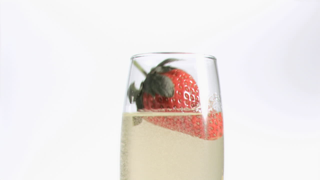 슈퍼 슬로 모션으로 딸기 다이빙의 클로즈업