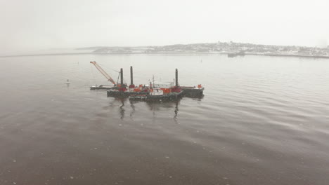 Dando-Vueltas-A-Una-Barcaza-En-El-Océano-Atlántico-En-Un-Día-De-Invierno-Frío-Y-Nevado