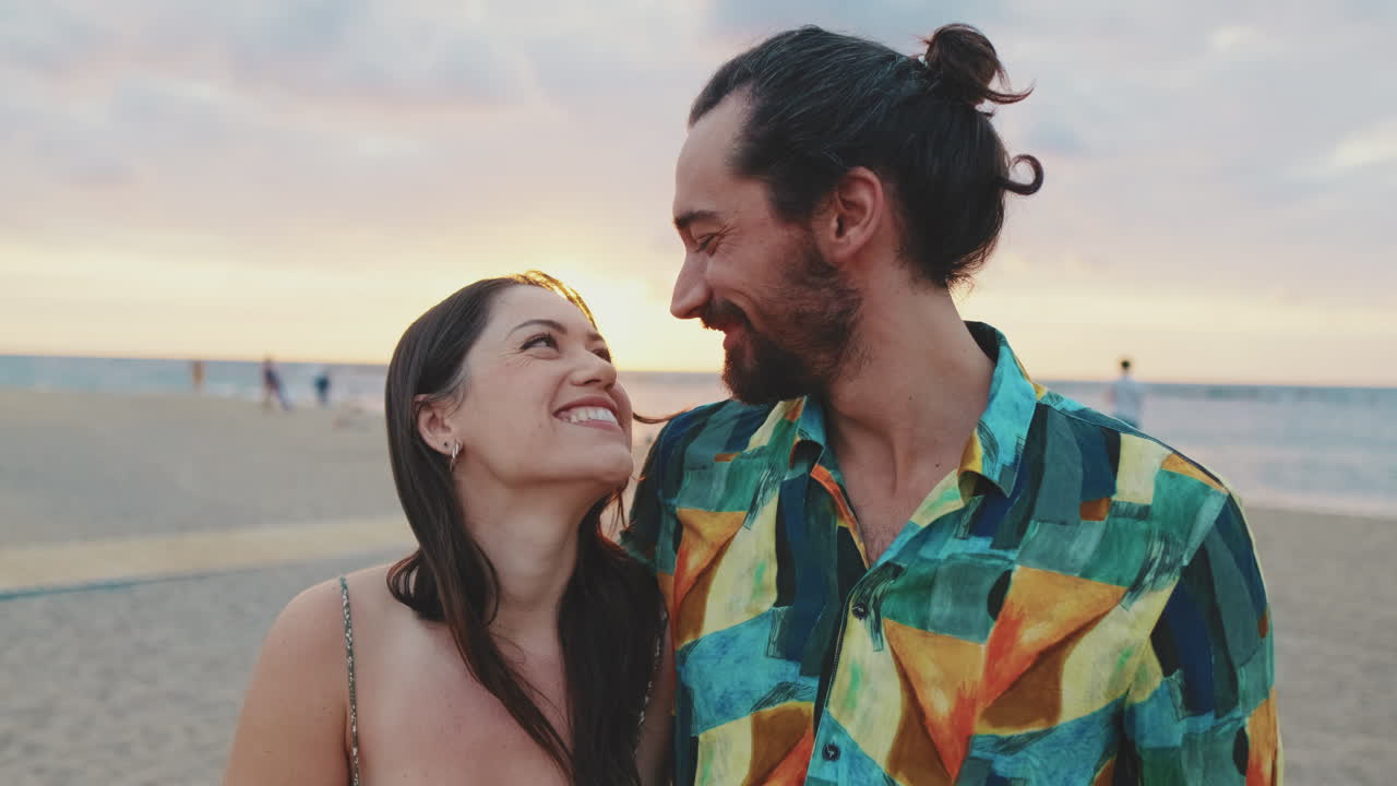 влюбленная пара на пляже при закате солнца