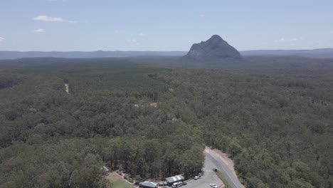 Pequeño-Parque-En-Medio-Del-Exuberante-Bosque-Con-Una-Vista-Lejana-Del-Monte-Beerwah-De-Las-Montañas-De-Invernadero-En-El-Sureste-De-Queensland,-Australia