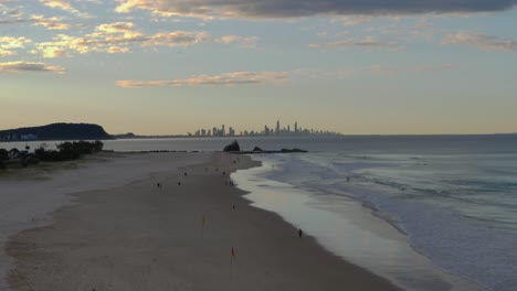 tranquilos paseos por la playa currumbin durante la puesta de sol - gold coast qld australia