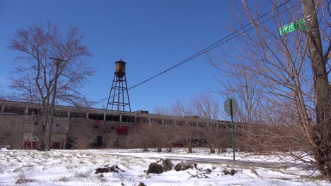 viejas casas abandonadas y fábricas abandonadas en una sección del gueto del centro de detroit, michigan