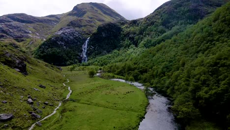 Ruta-De-Senderismo-De-Imágenes-Aéreas-De-Drones-De-4k-Cerca-De-Un-Arroyo-Y-Una-Cascada-En-Las-Tierras-Altas-Escocesas-De-Escocia