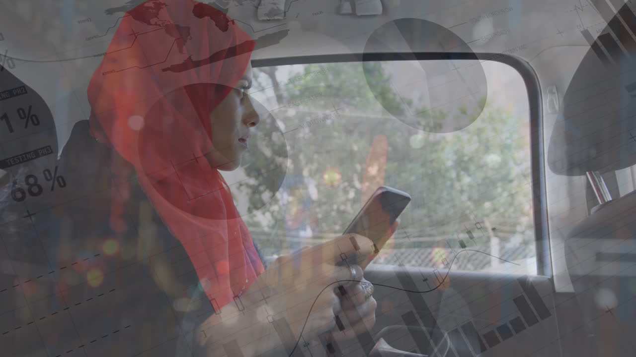 animación del procesamiento de datos sobre una mujer biracial usando un teléfono inteligente