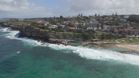 Suburbio-Junto-A-La-Playa-Con-Piscina-Y-Playa-De-Baños-Bronte---Olas-Del-Océano-Rompiendo-En-La-Piscina-Junto-Al-Mar-En-Bronte,-Nsw,-Australia