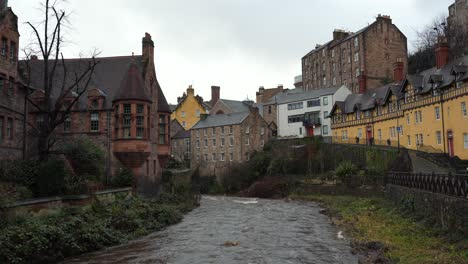 el famoso lugar turístico en edimburgo, dean village