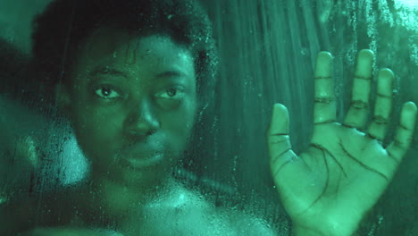 retrato de una mujer afroamericana en una cabina de ducha