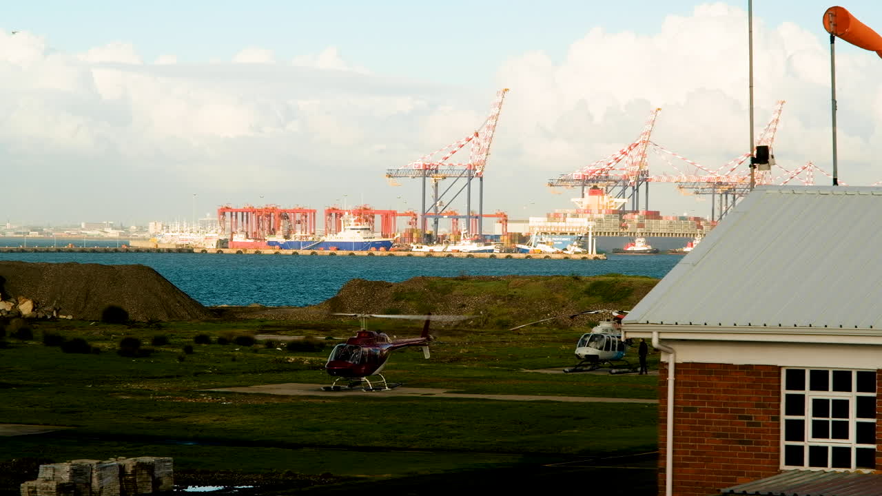 이륙 준비가 된 케이프 타운 해안가의 착륙장에 있는 헬리콥터