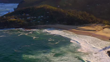 Asentamiento-En-La-Playa-Era-En-Acantilados-Con-Vegetación-En-Verano-En-El-Parque-Nacional-Real,-Nueva-Gales-Del-Sur,-Australia