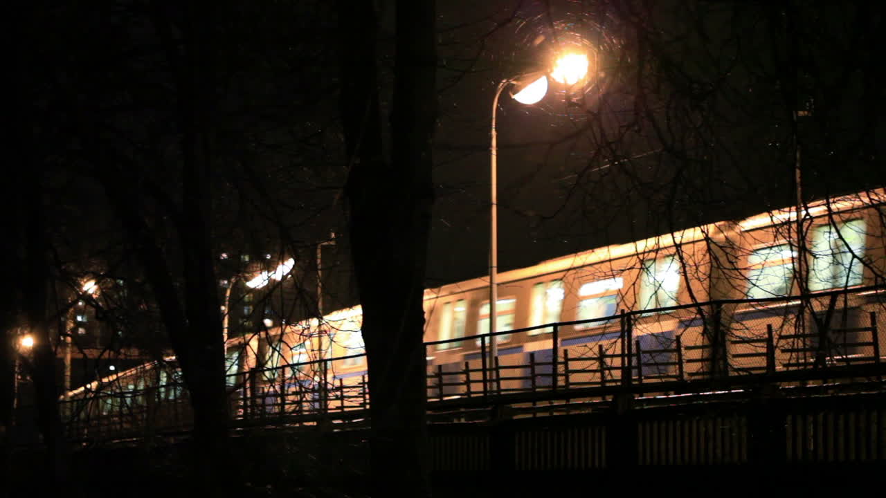 밤 에 야외 에 있는 지하철