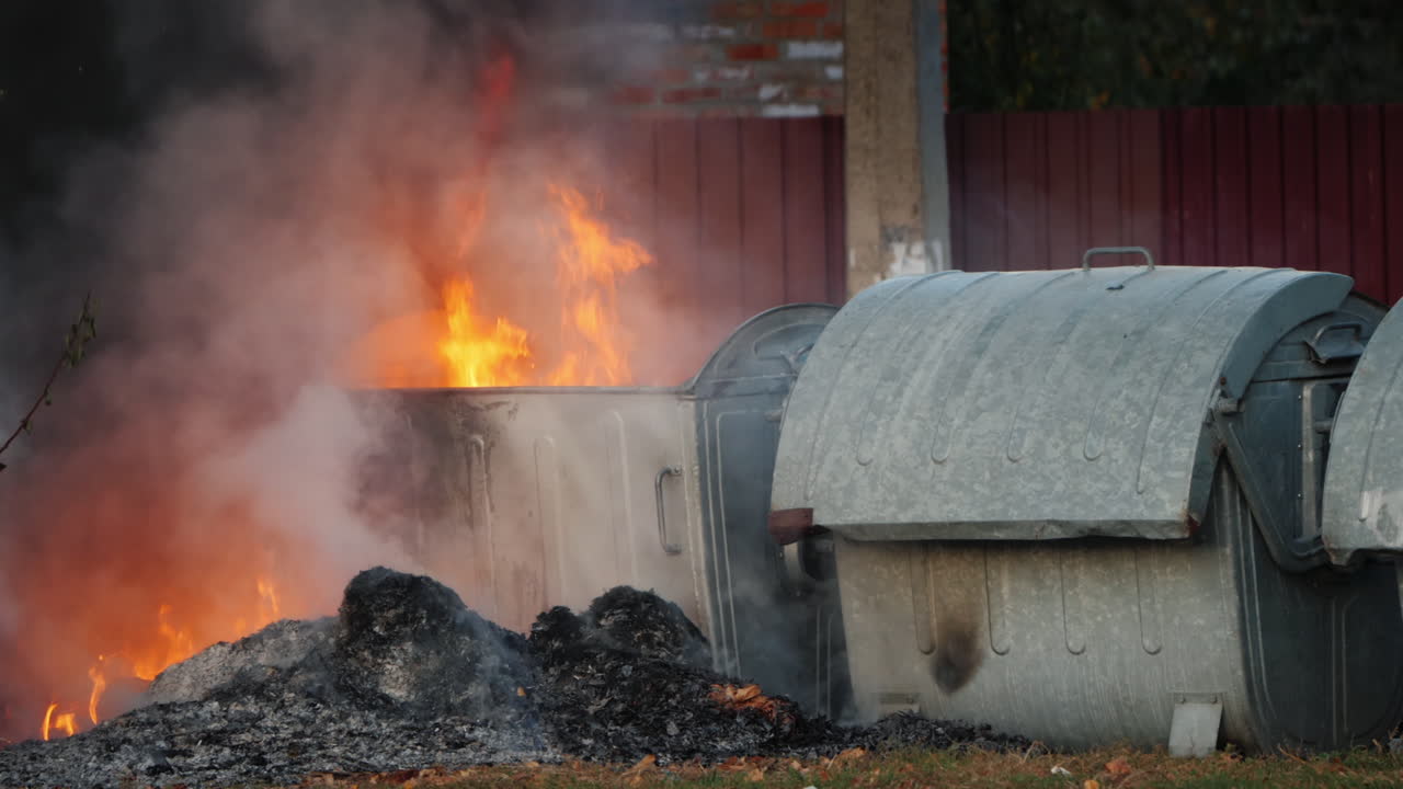 도시의 쓰레기통 폭동 근처에서 화재