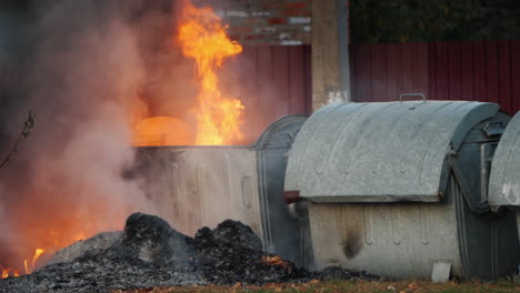 Fuego-Cerca-De-Disturbios-En-Botes-De-Basura-En-La-Ciudad