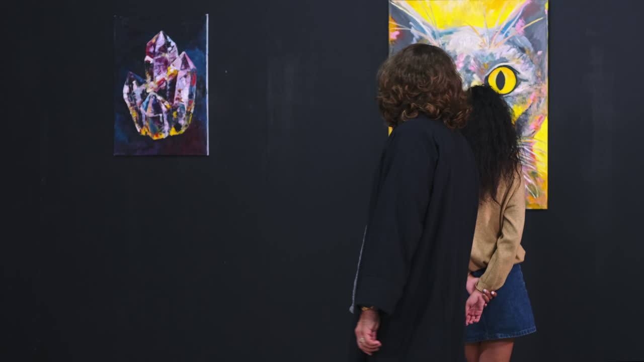 미술 애호가 들 이 갤러리 에서 그림 을 보고 있다