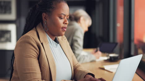 Mujer-De-Negocios,-Computadora-Y-Feliz-En-El-Espacio-De-Trabajo