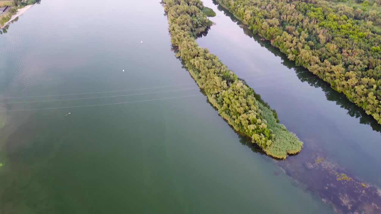 섬 들 과 주변 풍경 이 있는 강 의 공중 사진