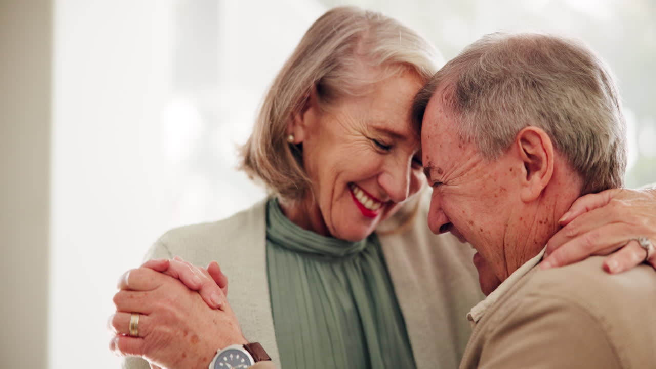 행복한 수석 부부가 춤을 춘다