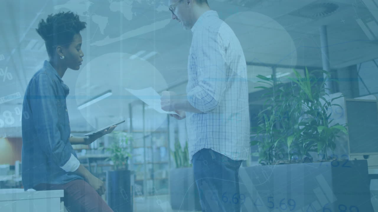 사무실에서 다양한 사업가들에 대한 금융 데이터 처리의 활성화