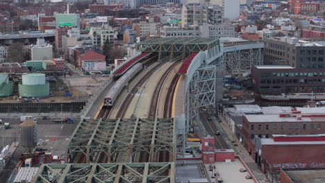 vista aérea del metro en una vía ferroviaria elevada en brooklyn, tomada en un día nublado en gowanus.