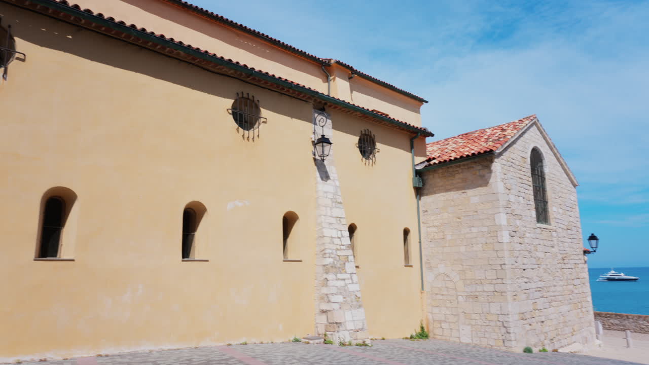 Antibes, Francia - 18 maggio 2025: la facciata del Castello Museo Picasso alla luce del giorno