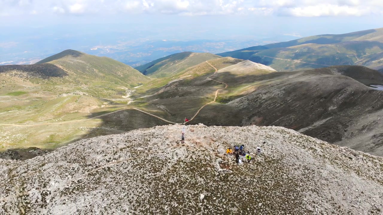 Caminhantes Descansando no Cume da Montanha com Vista Panorâmica do Vale