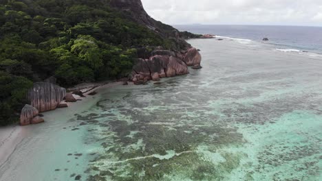 vista aérea de anse source d'argent, la digue, seychelles, filmada en las primeras horas de la mañana sin gente en la playa