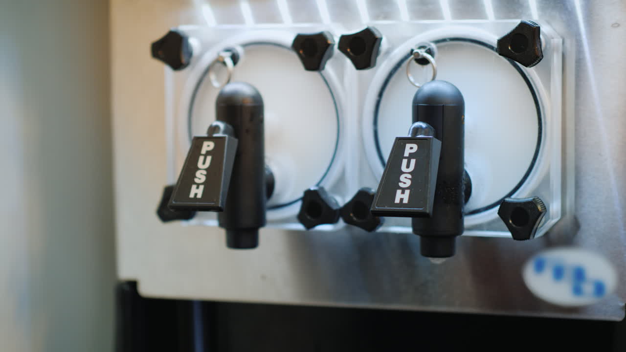 여자 바텐더는 술과 와인 한 잔을 유리잔에 따른다 - 와인 슬러시