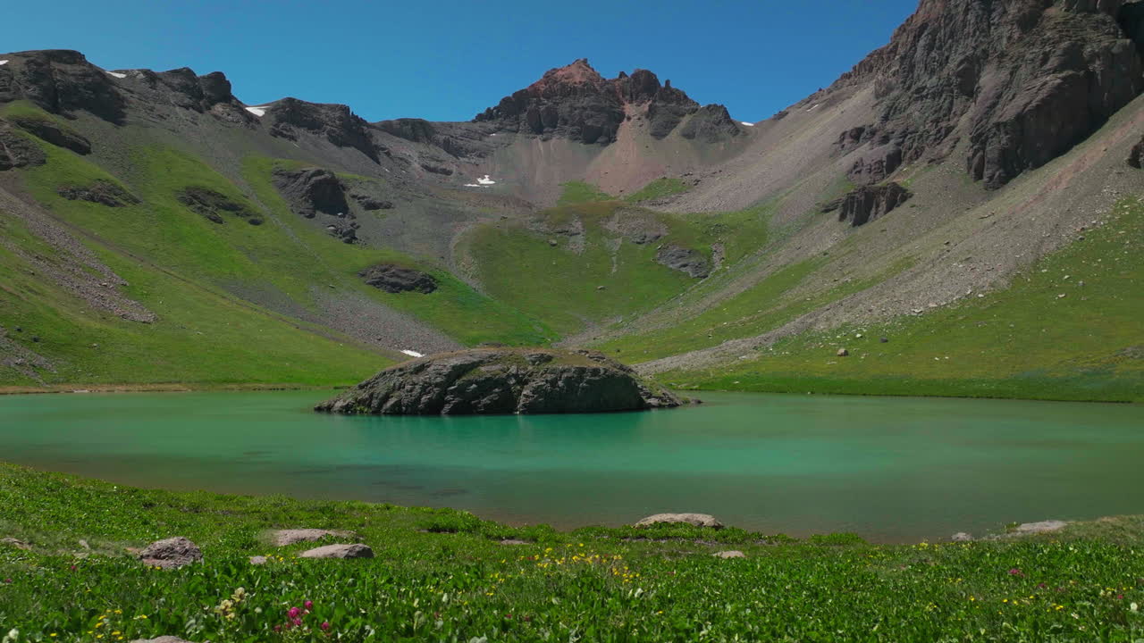 꿈꾸는 천국 섬, 실버턴 호수, 얼음 호수 유역, 공중 드론, 비현실적인 카리브 해 수영, 블루 실버턴 콜로라도, 울창한 녹색, 야생 꽃, 여름 눈, 녹는 바위산, 슬라이더, 왼쪽