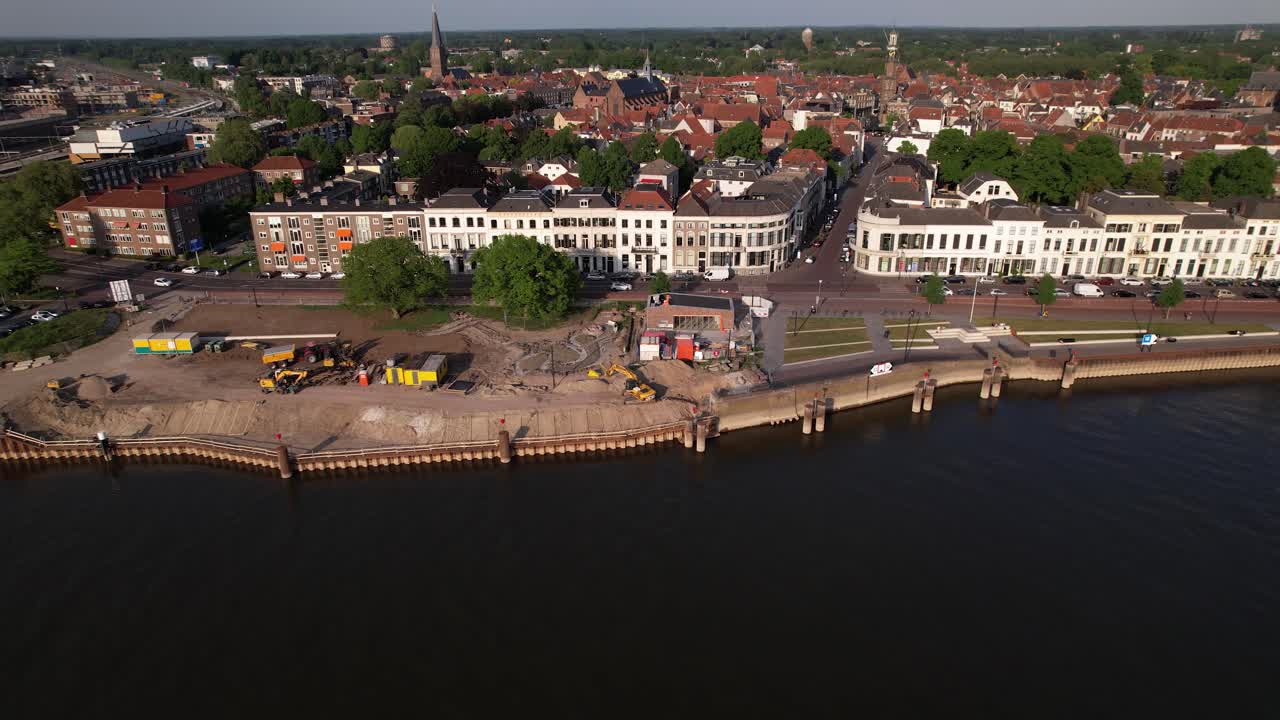movimiento descendente aéreo que muestra el muelle en construcción a lo largo del río ijssel con trabajos en curso en el bulevar ijsselkade