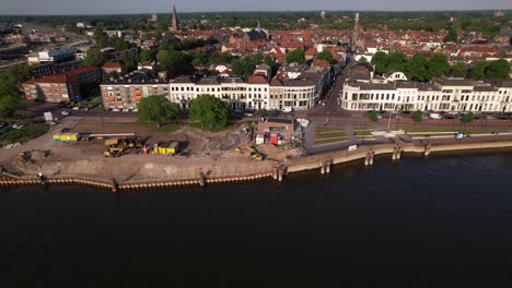 Movimiento-Descendente-Aéreo-Que-Muestra-El-Muelle-En-Construcción-A-Lo-Largo-Del-Río-Ijssel-Con-Trabajos-En-Curso-En-El-Bulevar-Ijsselkade