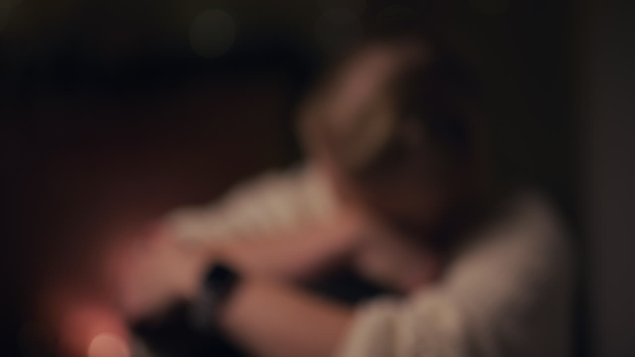 una mujer está de luto por la pérdida de su amor y está herida por el destino