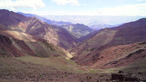 tiro inclinado hacia arriba a una cadena montañosa sin fin, cadena de montañas tiro ancho hasta el horizonte