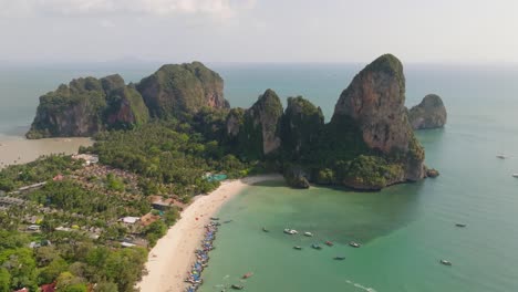 Imágenes-Aéreas-En-4k-De-La-Playa-Railay-En-Krabi,-Tailandia,-Asia,-Barcos-De-Cola-Larga