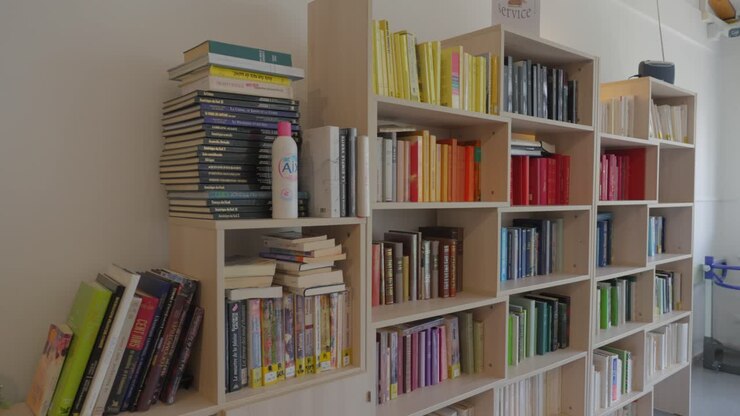 Libreria colorata in una casa di riposo francese.