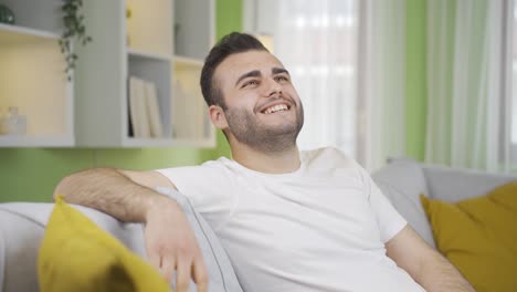 joven pensando en los buenos días con placer.