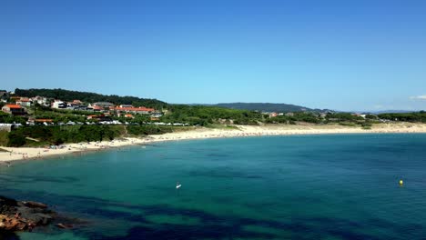 Un-Dron-Revela-Imágenes-De-Una-Playa-Impresionante-Y-Gente-Nadando-En-Aguas-Claras