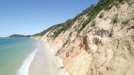 Mar-Turquesa-Y-Acantilados-De-Arena-En-Rainbow-Beach,-Cooloola,-Queensland,-Australia